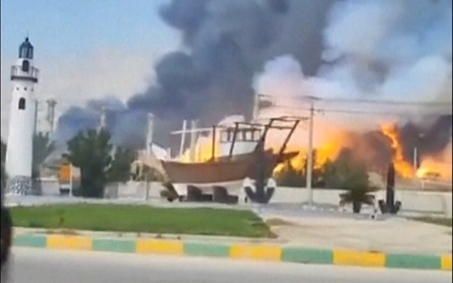 Cảnh mỏ khí đốt lớn nhất Iran bốc cháy ngùn ngụt sau khi trúng đòn không kích